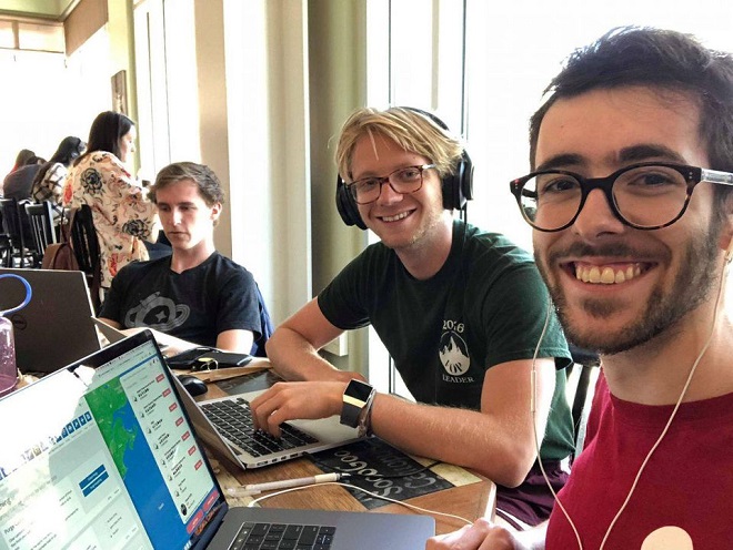 Nhóm sinh viên Harvard bỏ học, lập startup kết bạn ngoài đời thực